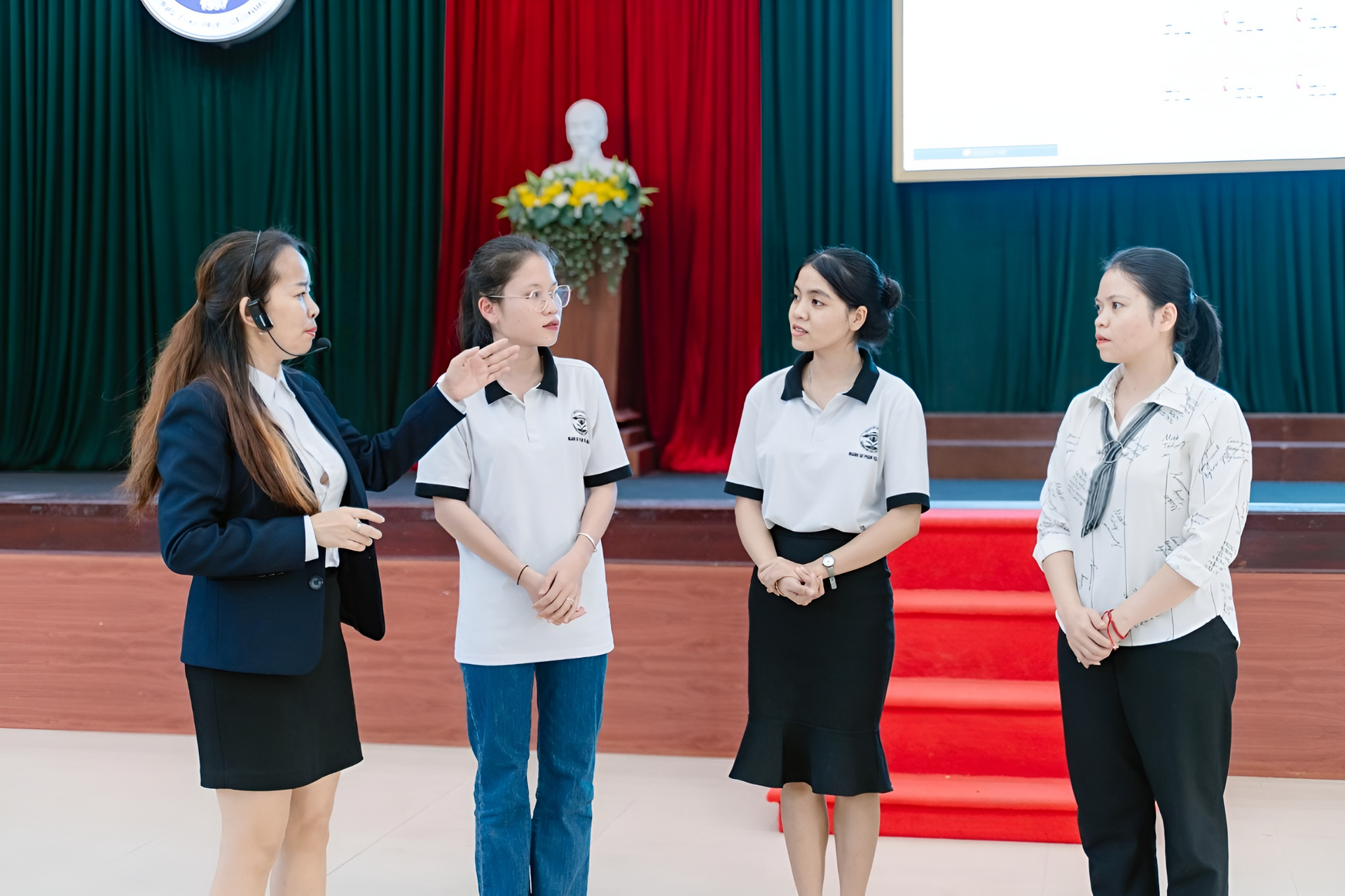 Cô sinh viên Trường Đại học Quảng Nam (sinh viên đứng giữa) năng nổ tham gia hoạt động hướng dẫn kỹ năng xin việc làm tại trường. Ảnh: T.H