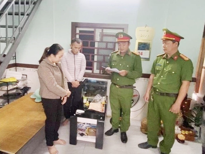 Thực hiện lệnh bắt bị can để tạm giam đối với Nguyễn Thị Linh và Trần Hữu Hộp. Ảnh: C.A