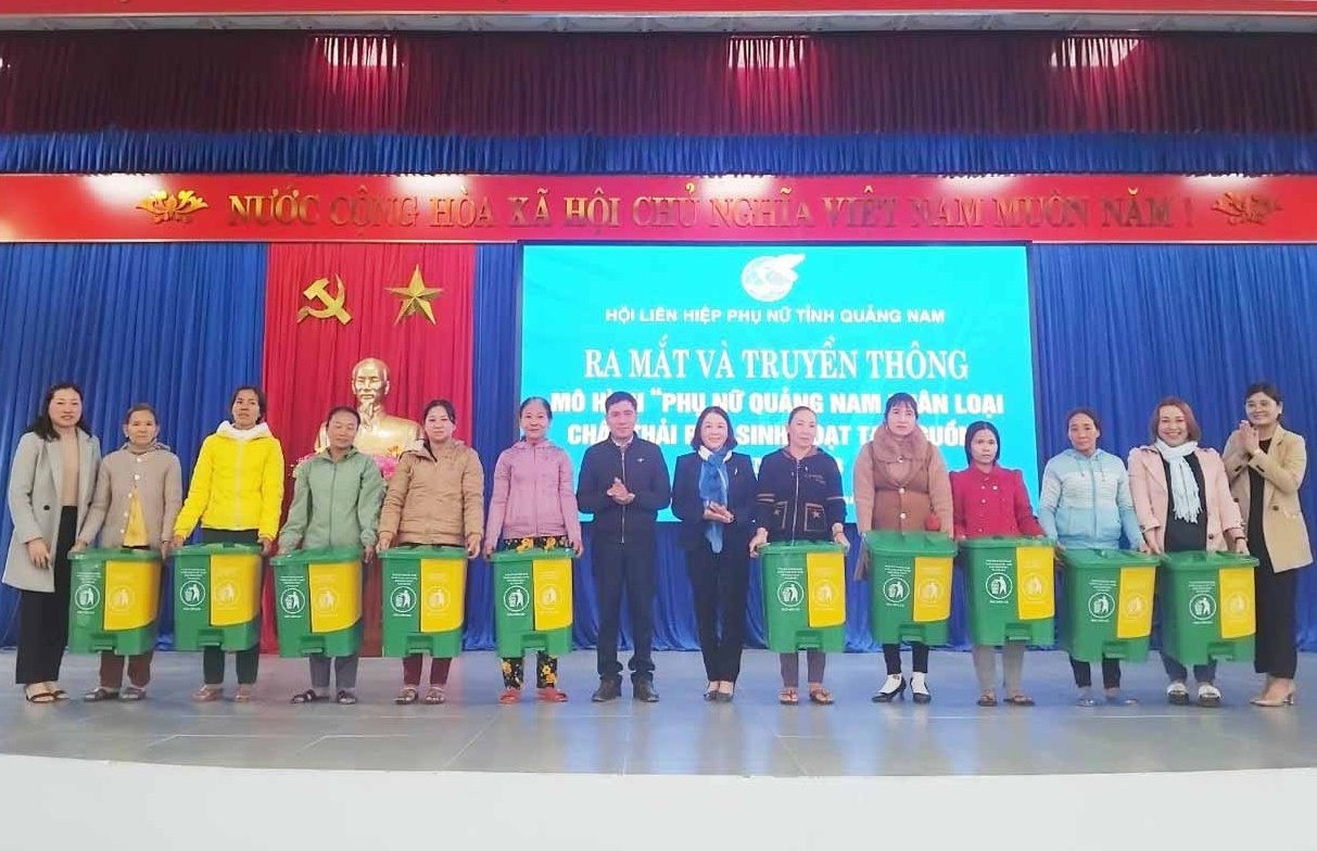 Hội LHPN tỉnh Quảng Nam và xã Bình Lãnh trao thùng đựng rác cho các hộ tham gia mô hình