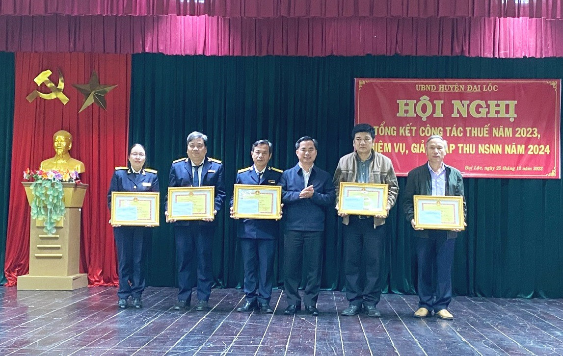 Chủ tịch UBND huyện Đại Lộc - ông Lê Văn Quang tặng giấy khen cho các cá nhân có thành tích xuất sắc. Ảnh: TÚ-TRINH