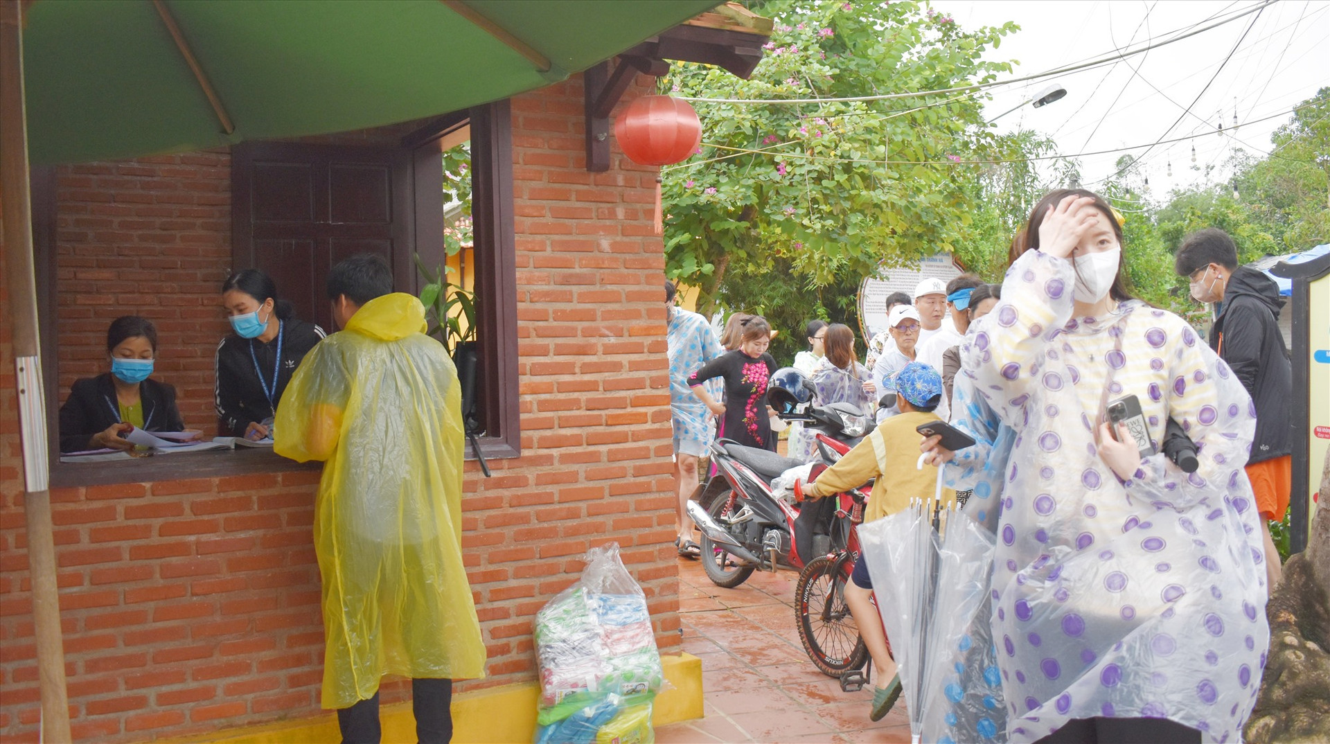 Du khách nước ngoài mua vé tham quan làng gốm Thanh Hà. Ảnh: P.H