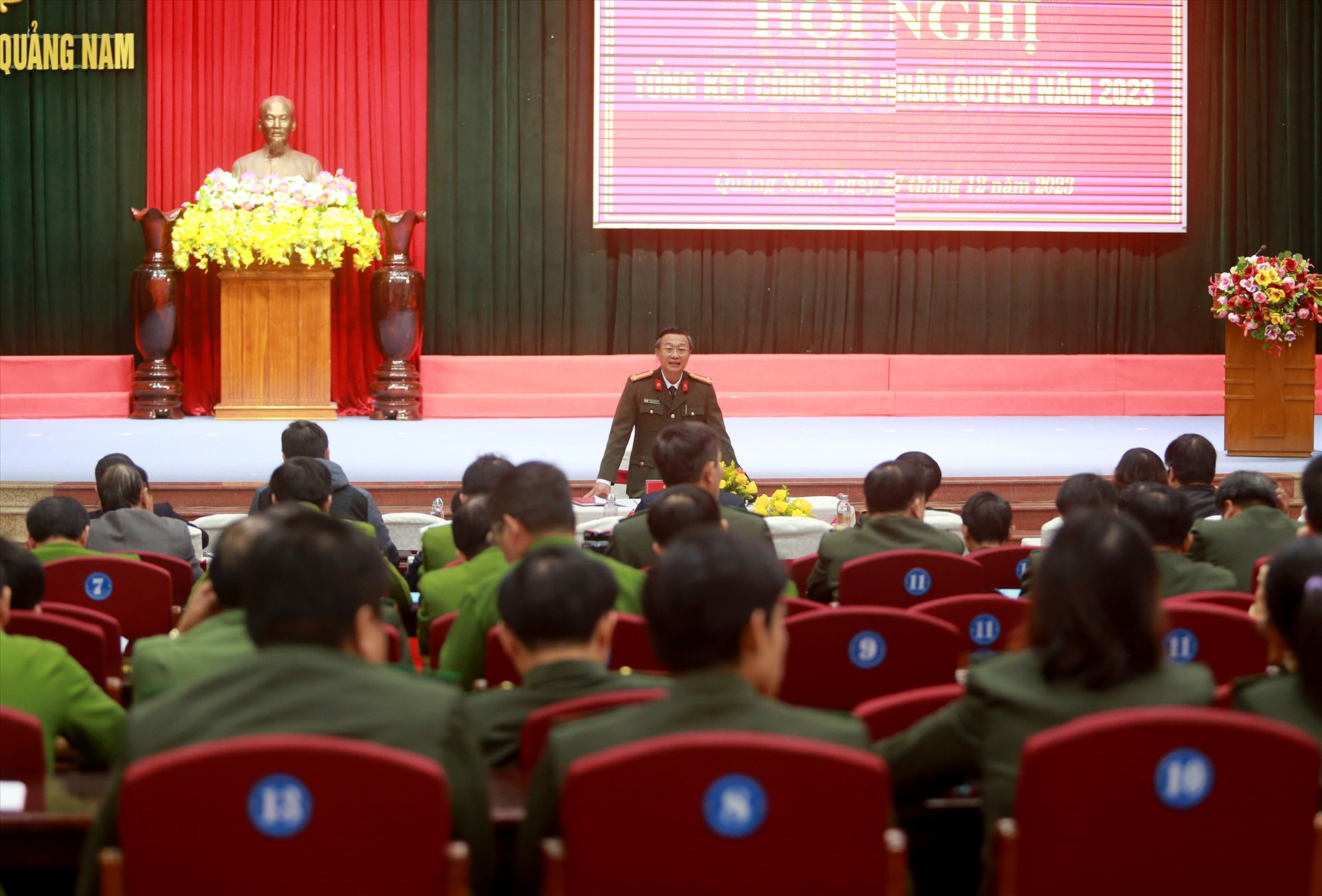Đại tá Nguyễn Thành Long - Phó Giám đốc Công an tỉnh chủ trì thảo luận tại hội nghị. Ảnh: T.C