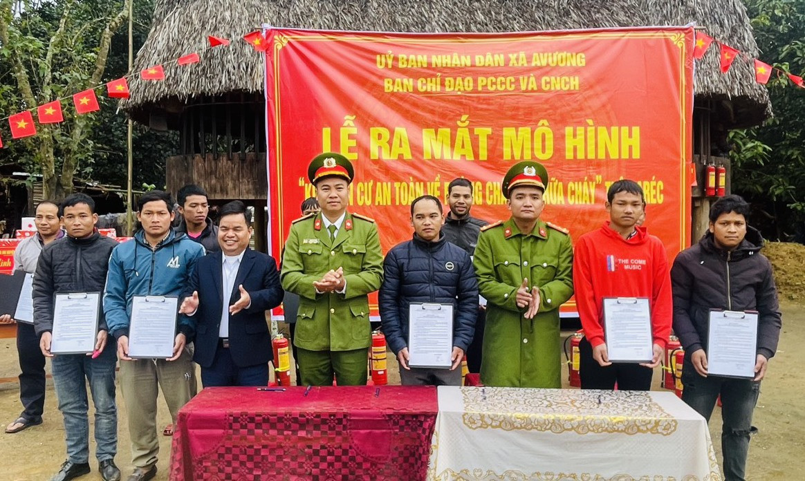 Người dân thôn Aréc, xã A Vương, Tây Giang ký cam kết thực hiện tốt công tác PCCC trong khu dân cư. Ảnh: T.Q
