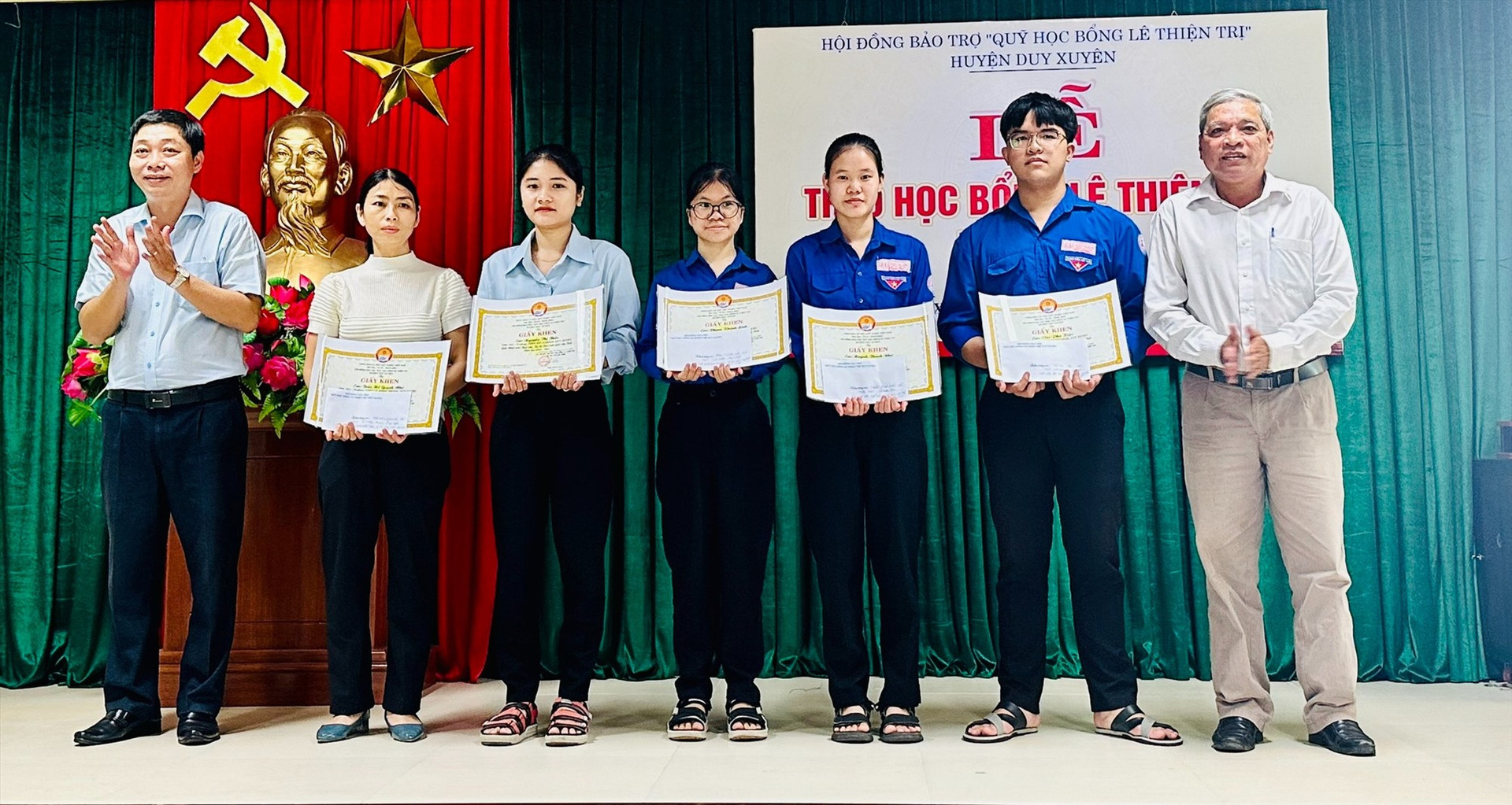 Hội đồng bảo trợ quỹ Học bổng Lê Thiện Trị huyện Duy Xuyên trao học bổng hàng năm cho các em học sinh đạt thành tích cao trong học tập.