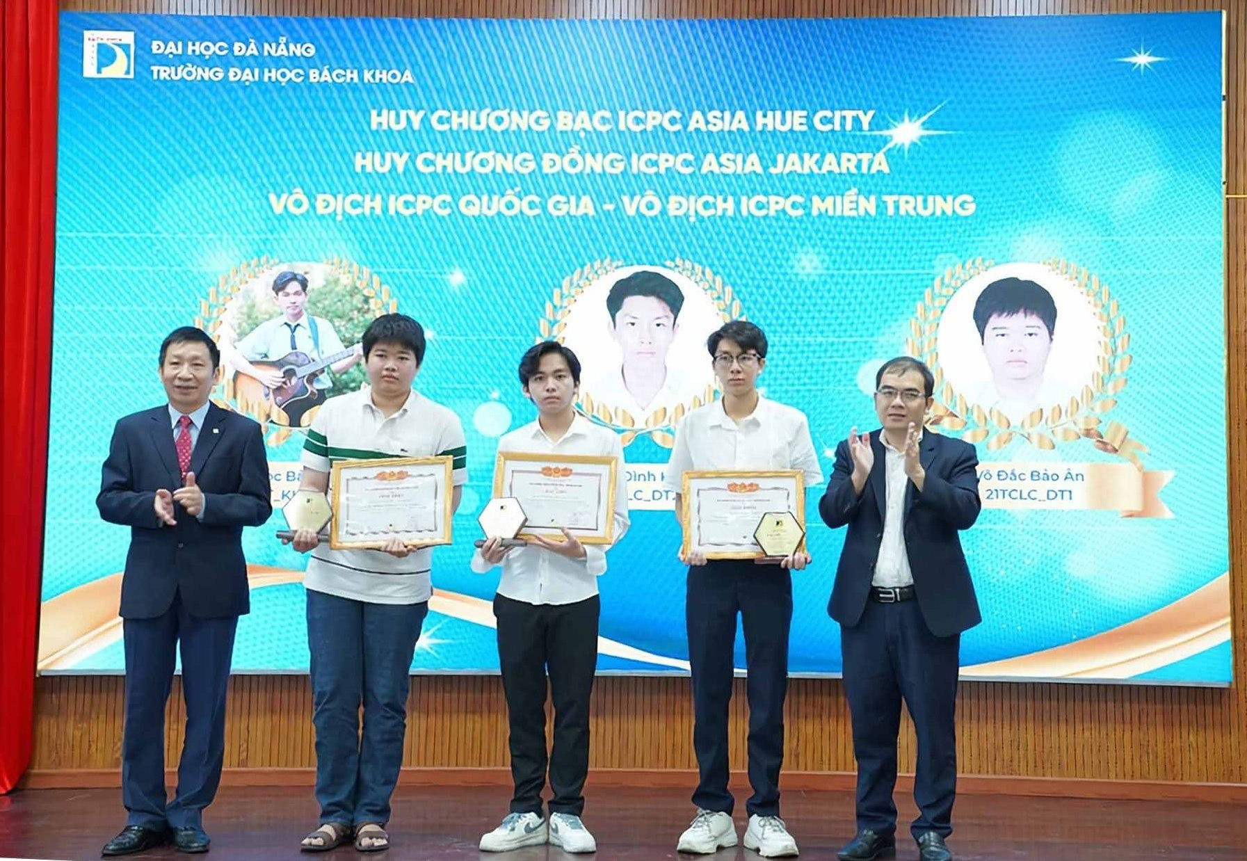 Tôn vinh nhóm SV đạt Huy chương Bạc kỳ thi ICPC Asia Hue City và Huy chương Bạc kỳ thi ICPC Asia Jakarta 2023, Vô địch ICPC Quốc gia và Vô địch ICPC miền Trung 2023. Ảnh XL