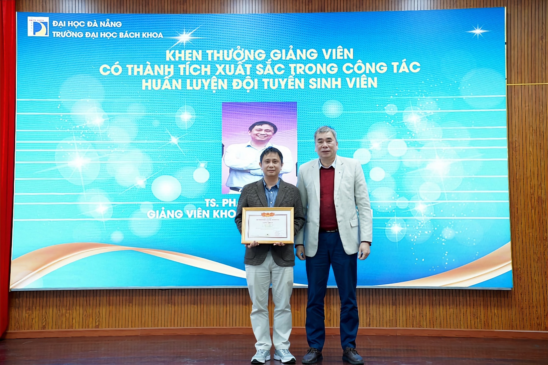 Vinh danh đóng góp của TS.Phạm Minh Tuấn (bên trái) trong việc huấn luyện đội tuyển ICPC đạt thành tích cao. Ảnh XL