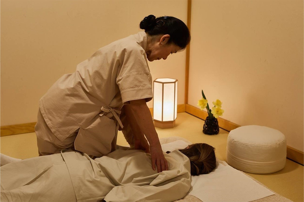 Massage shiatsu là phương pháp dùng áp lực ngón tay để thư giãn cơ thể