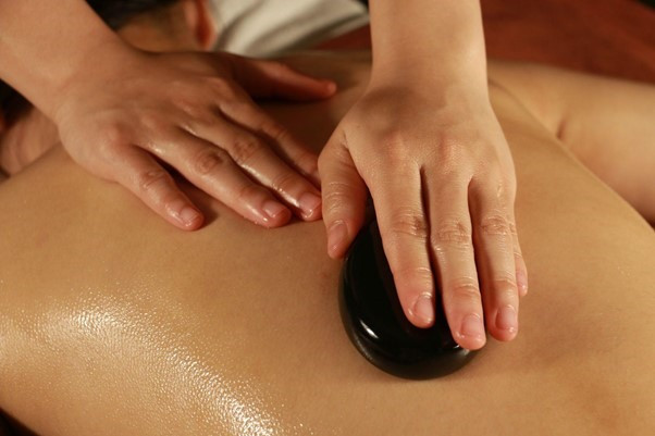 Phương pháp massage body bằng đá nóng.