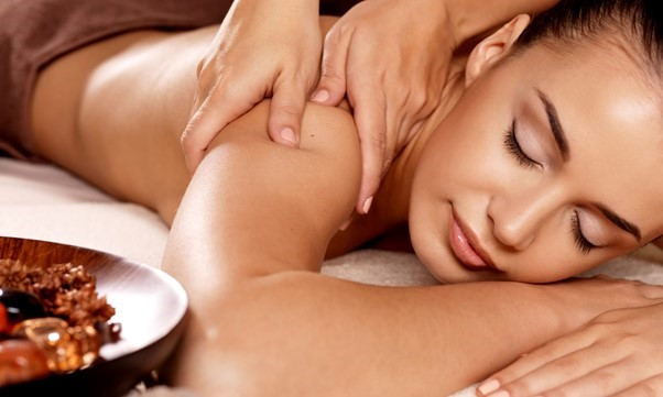 Massage giúp thư giãn và giảm đau hiệu quả.