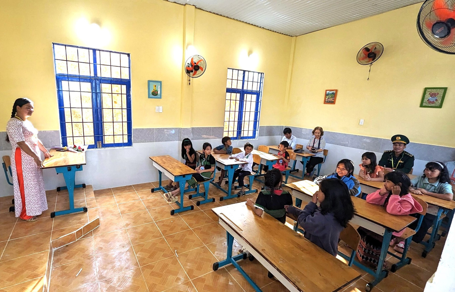 Trường học tại thôn Pứt (xã Ga Ry) được hình thành từ sự kết nối của cán bộ chiến sĩ biên phòng với các nhà hảo tâm. Ảnh: Đ.N