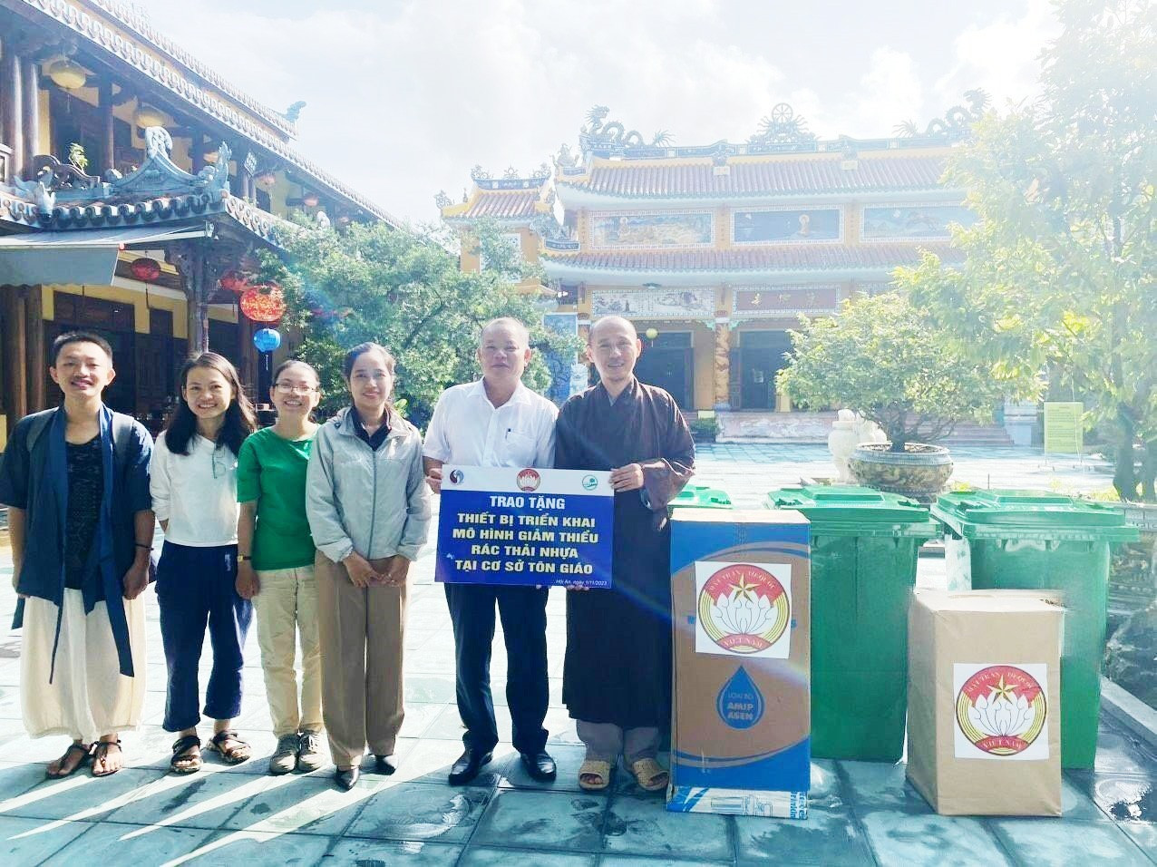 Lãnh đạo Ủy ban MTTQ Việt Nam TP.Hội An trao tặng thiết bị triển khai mô hình giảm thiểu rác thải nhựa tại chùa Pháp Bảo. Ảnh: Đ.Huấn