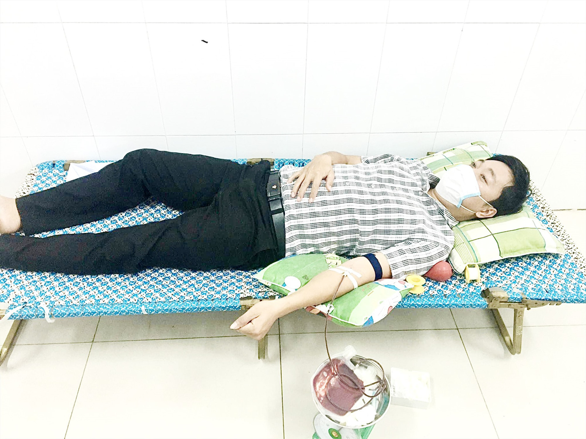 Anh Trần Pháp (thị trấn Nam Phước, Duy Xuyên) tham gia hiến máu khẩn cấp vào thời điểm xảy ra dịch COVID-19 (năm 2021). Ảnh: NVCC