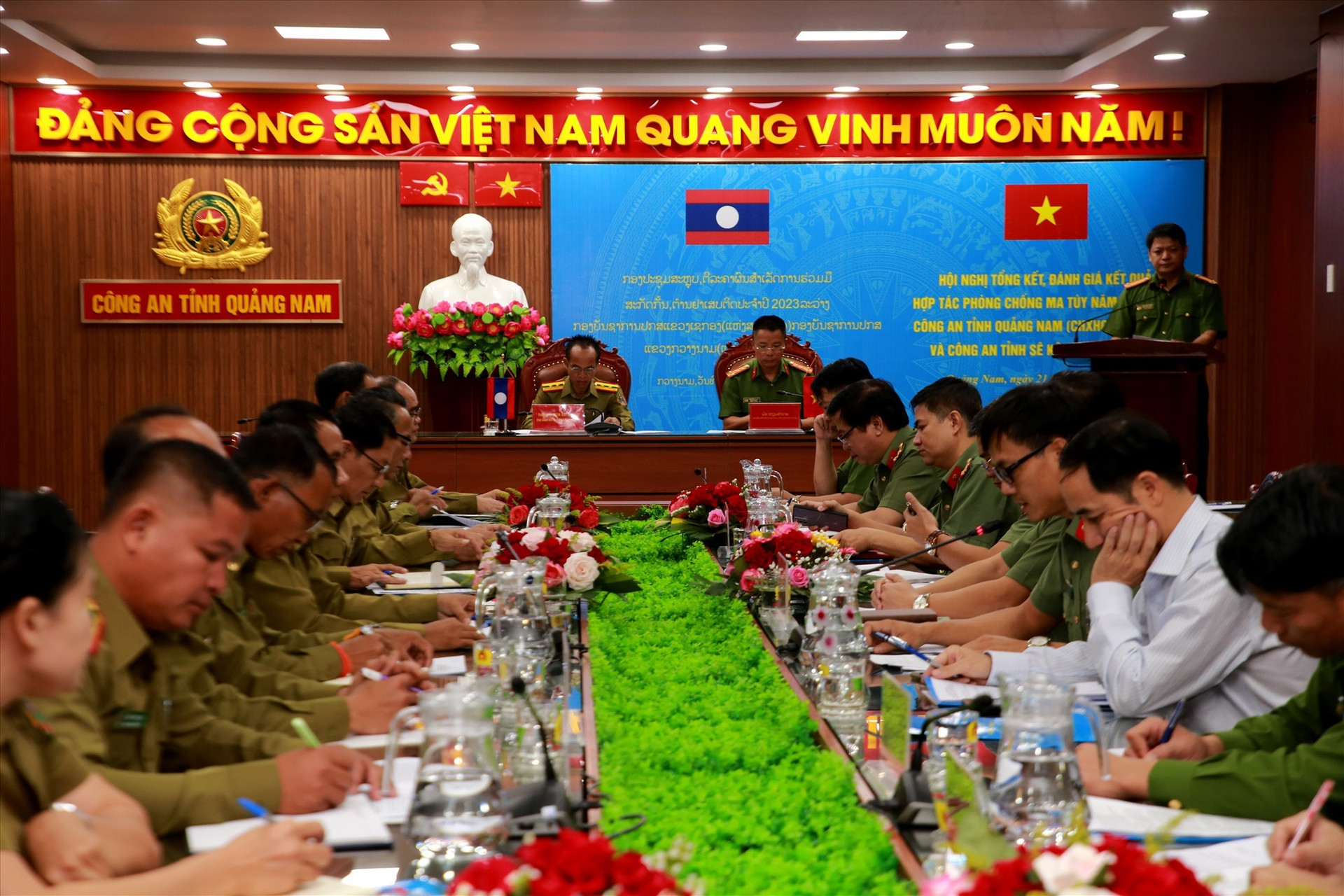 Hội nghị tổng kết, đánh giá kết quả hợp tác phòng chống ma túy năm 2023 giữa Công an Quảng Nam và Công an tỉnh Sê Kông. Ảnh: T.C