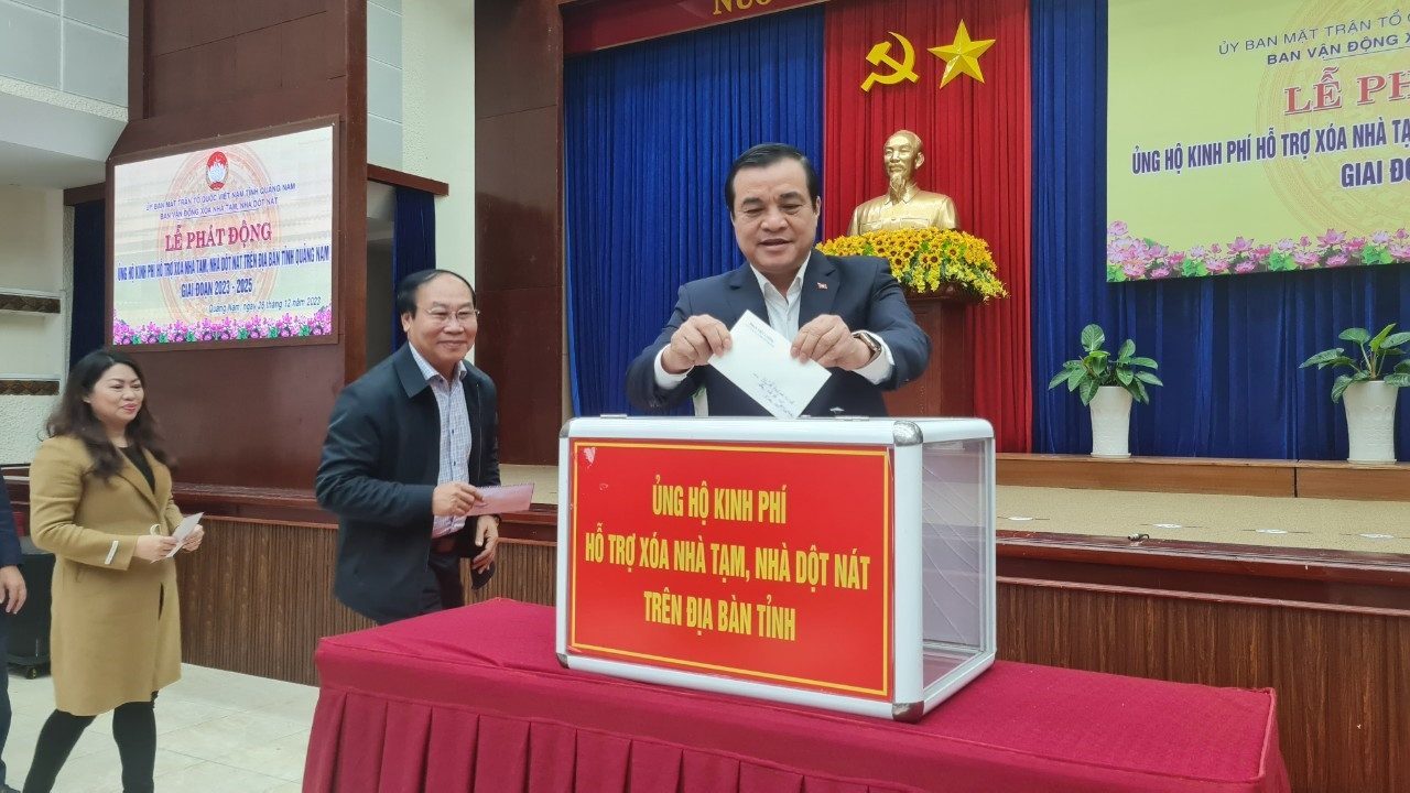 Đồng chí Phan Việt Cường cùng các đồng chí lãnh đạo tỉnh ủng hộ trực tiếp tại lễ phát động. Ảnh: D.L