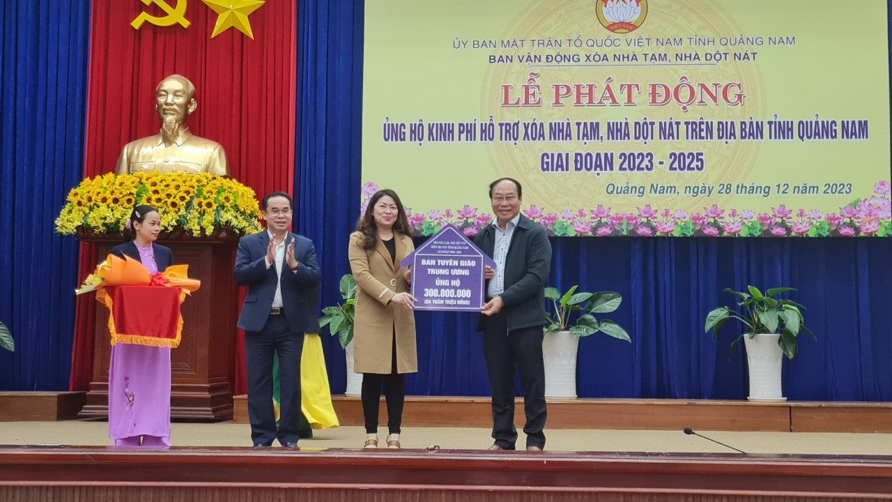 Đồng chí Chủ tịch Ủy ban MTTQ Việt Nam Võ Xuân Ca nhận kinh phí ủng hộ từ Ban Tuyên giáo Trung ương. Ảnh: D.L