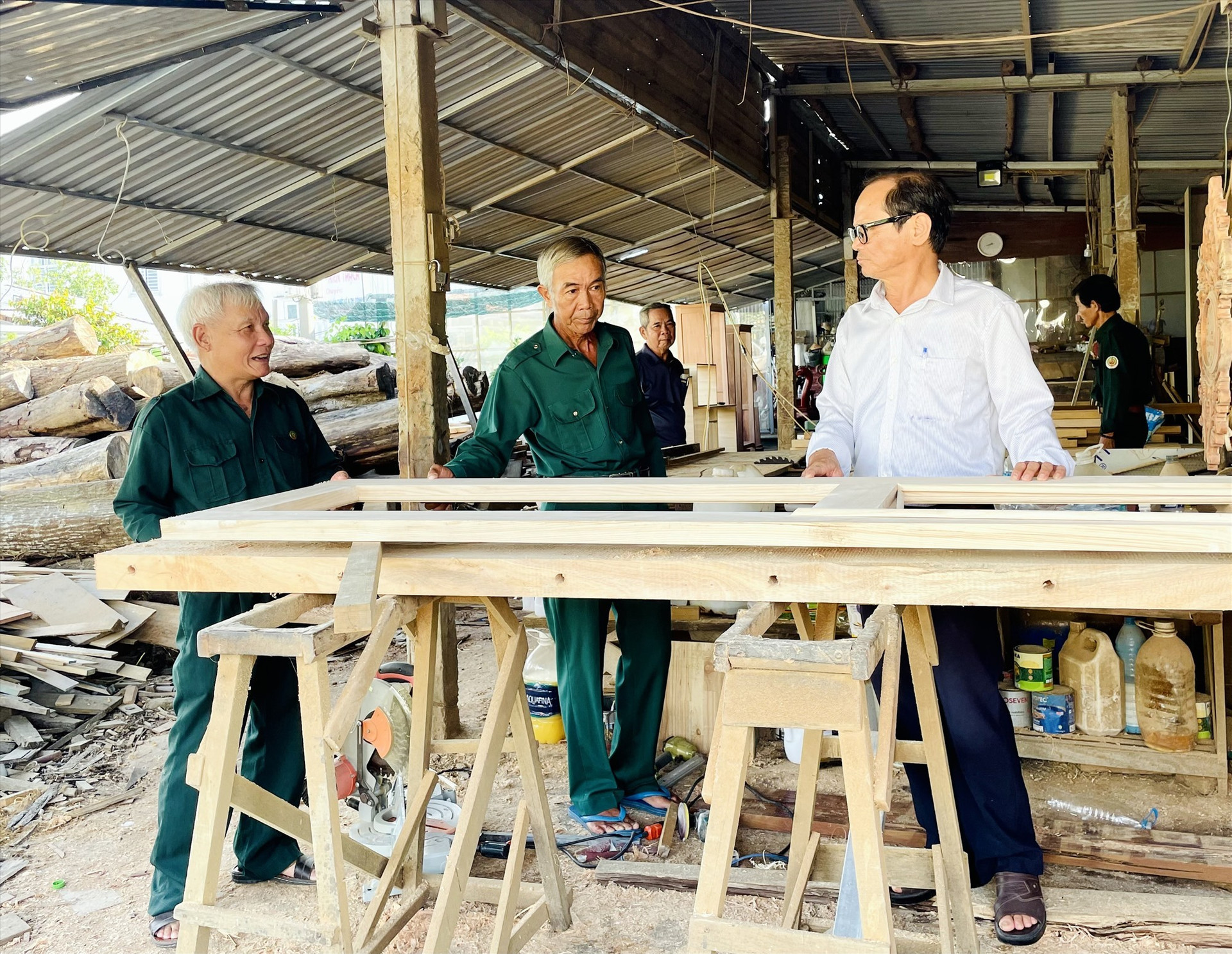 Xưởng mộc của cựu TNXP Lê Thiên Thông (Duy Xuyên) tạo việc làm cho nhiều lao động địa phương. Ảnh: THÀNH TÂM