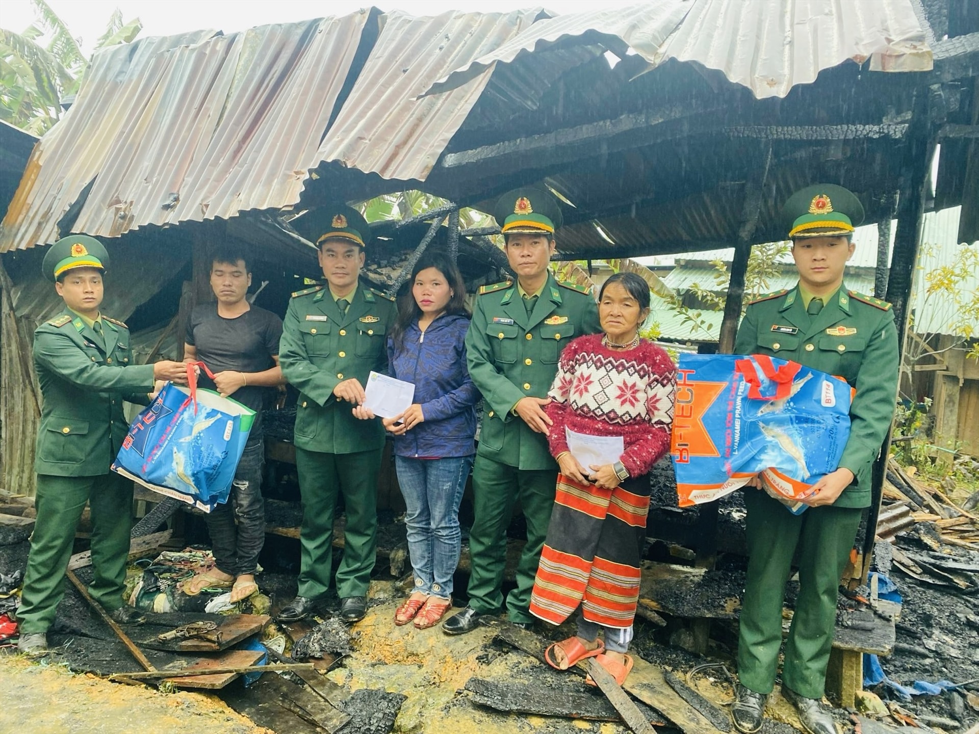 Đại diện Đồn Biên phòng Ga Ry trao quà động viên gia đình bị cháy nhà. Ảnh: Đ.N