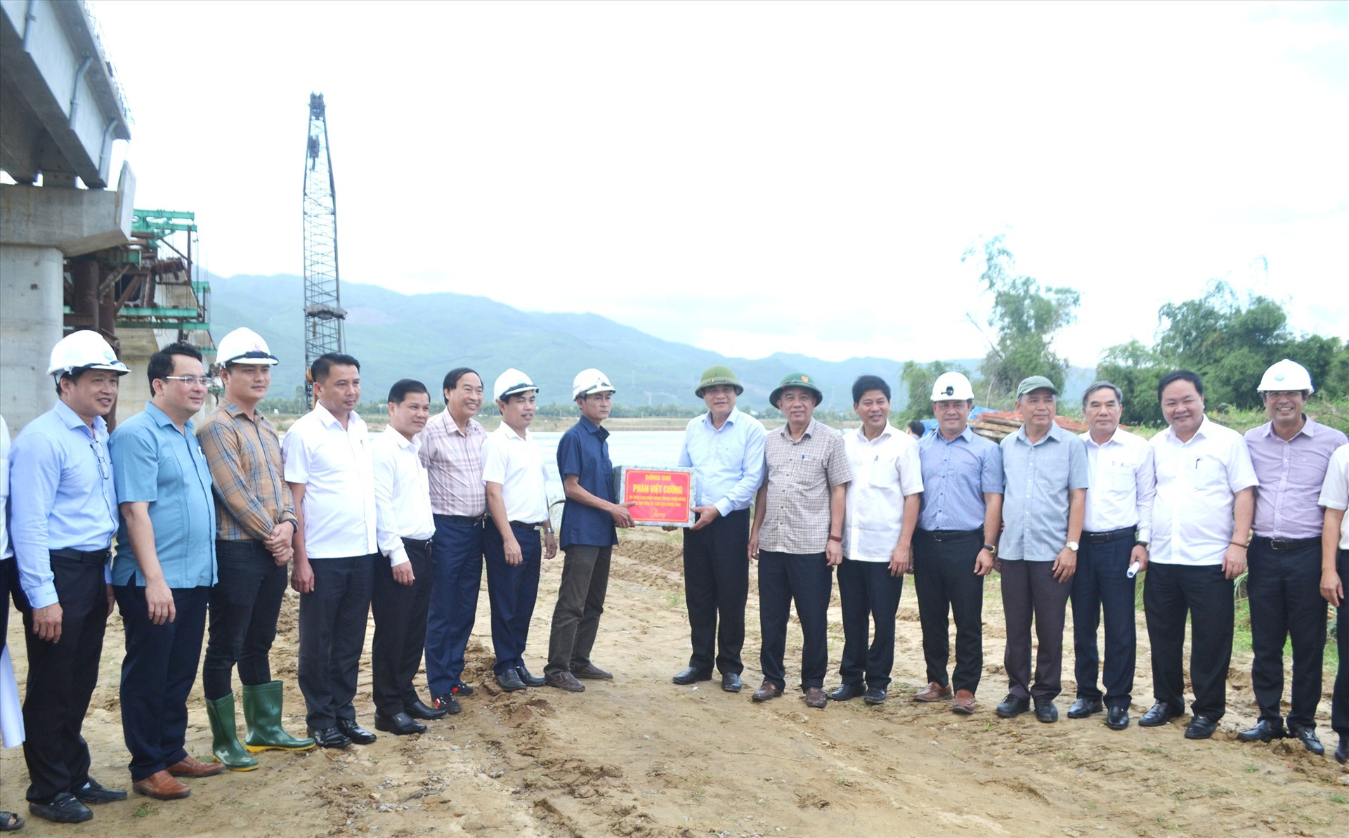 Bí thư Tỉnh ủy Phan Việt Cường tặng quà động viên nhà thầu thi công dự án đường nối từ ĐT609C đến quốc lộ 14B. Ảnh: C.T