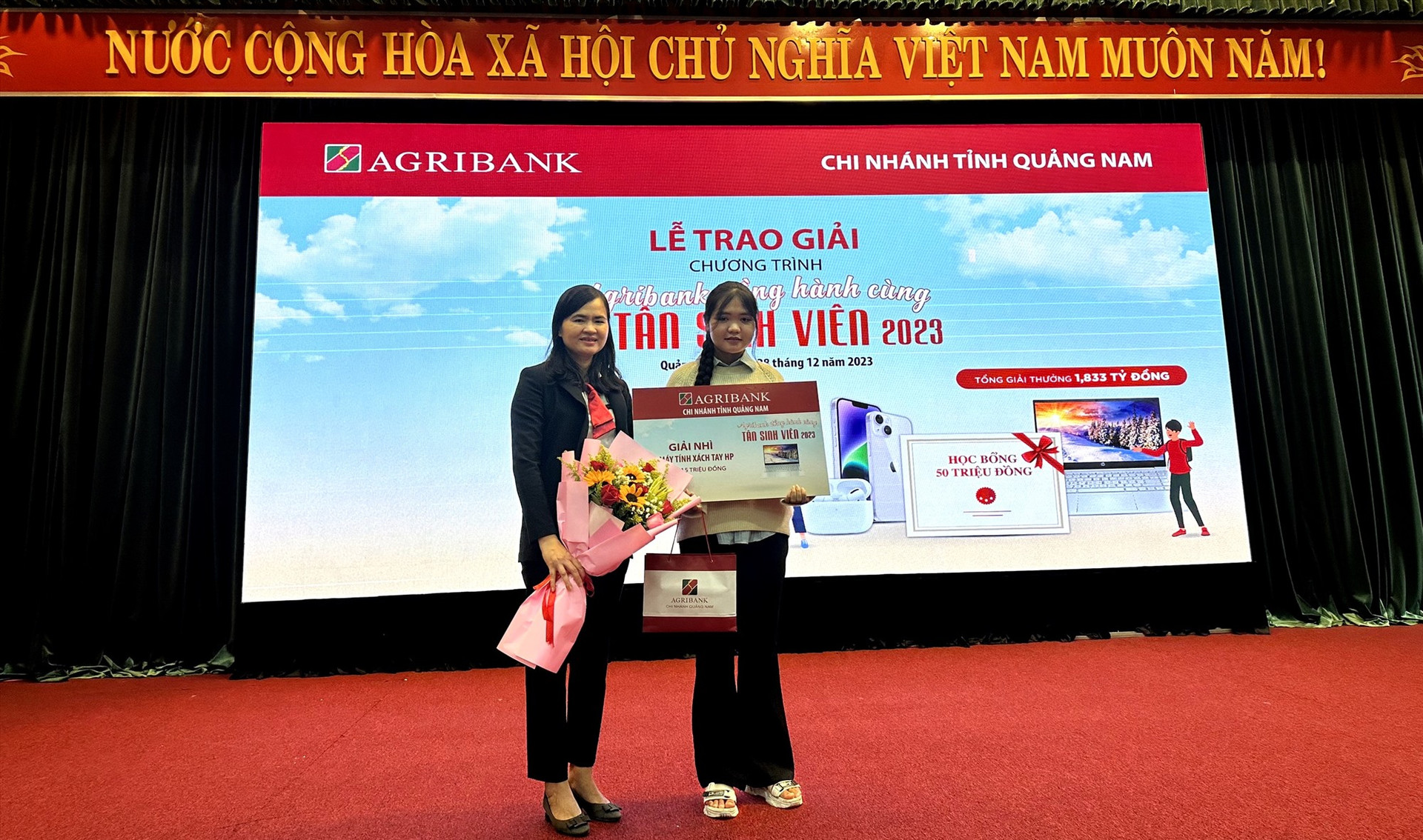 Agribank chi nhánh Quảng Nam trao giải Nhì cho em Bhling Thị Vĩ. Ảnh: Q.VIỆT