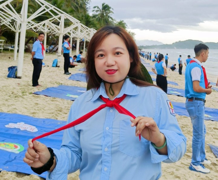Cô Phan Thị Ngọc Phương tham gia màn dựng lều nhanh tại bãi biển Dốc Lết (phường Ninh Hải, thị xã Ninh Hoà, tỉnh Khánh Hoà). ảnh: Nhân vật cung cấp.