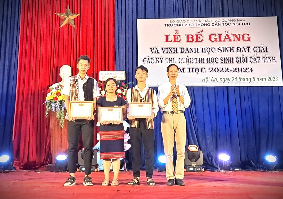 Alăng Thị Siêng cùng nhóm bạn đạt giải cao tại kỳ thi học sinh giỏi cấp tỉnh được nhà trường vinh danh trong lễ khai giảng năm học mới. Ảnh: NVCC