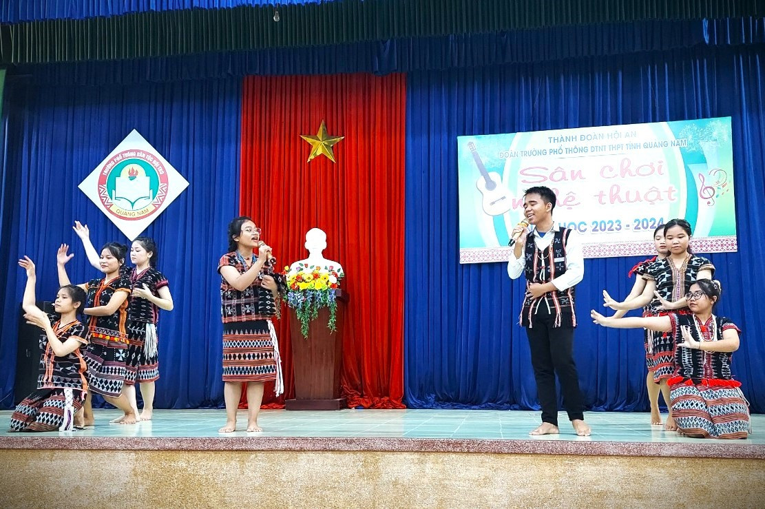 Alăng Thị Siêng tham gia chương trình văn nghệ của nhà trường. Ảnh: NVCC