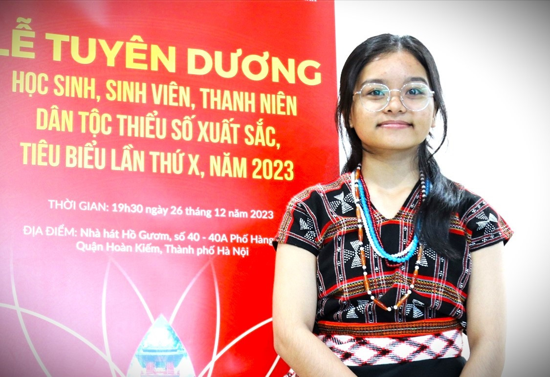 Alăng Thị Siêng trong chuyến ra Hà Nội tham gia lễ tuyên dương học sinh, sinh viên, thanh thanh DTTS tiêu biểu. Ảnh: NVCC