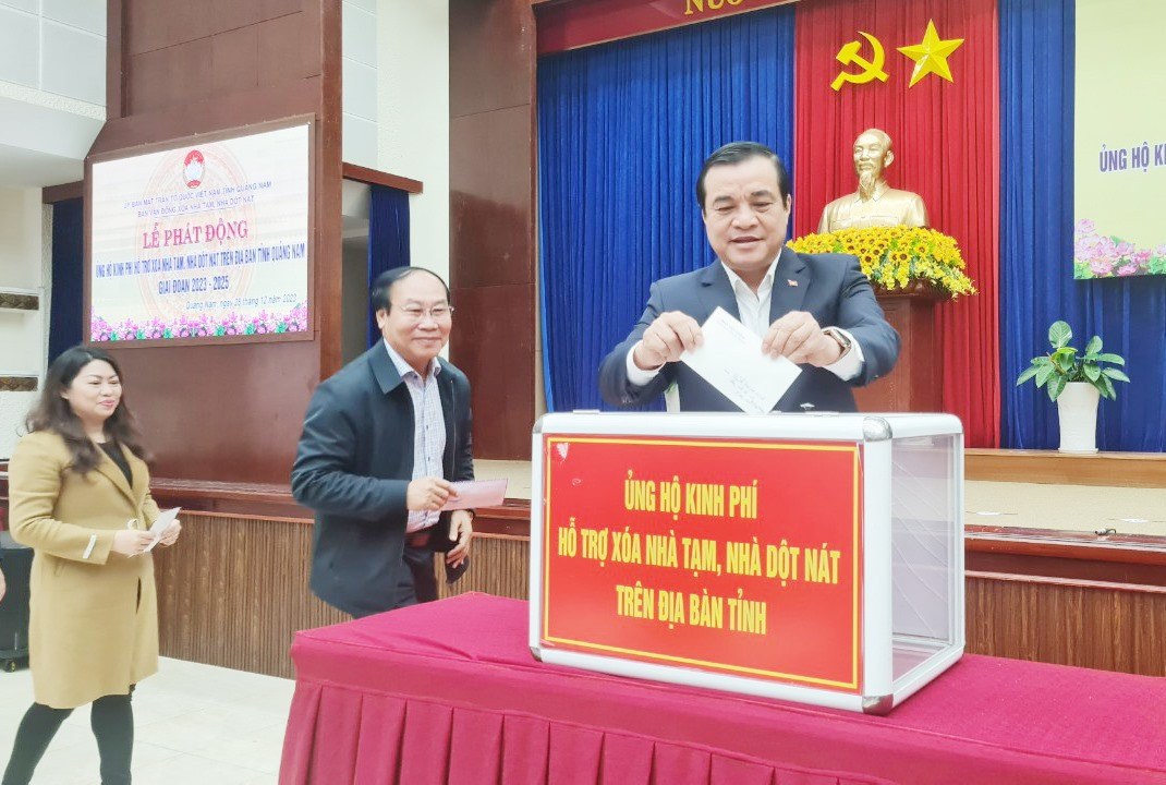 Bí thư Tỉnh ủy Phan Việt Cường cùng các đồng chí lãnh đạo tỉnh ủng hộ tại lễ phát động. Ảnh: D.L