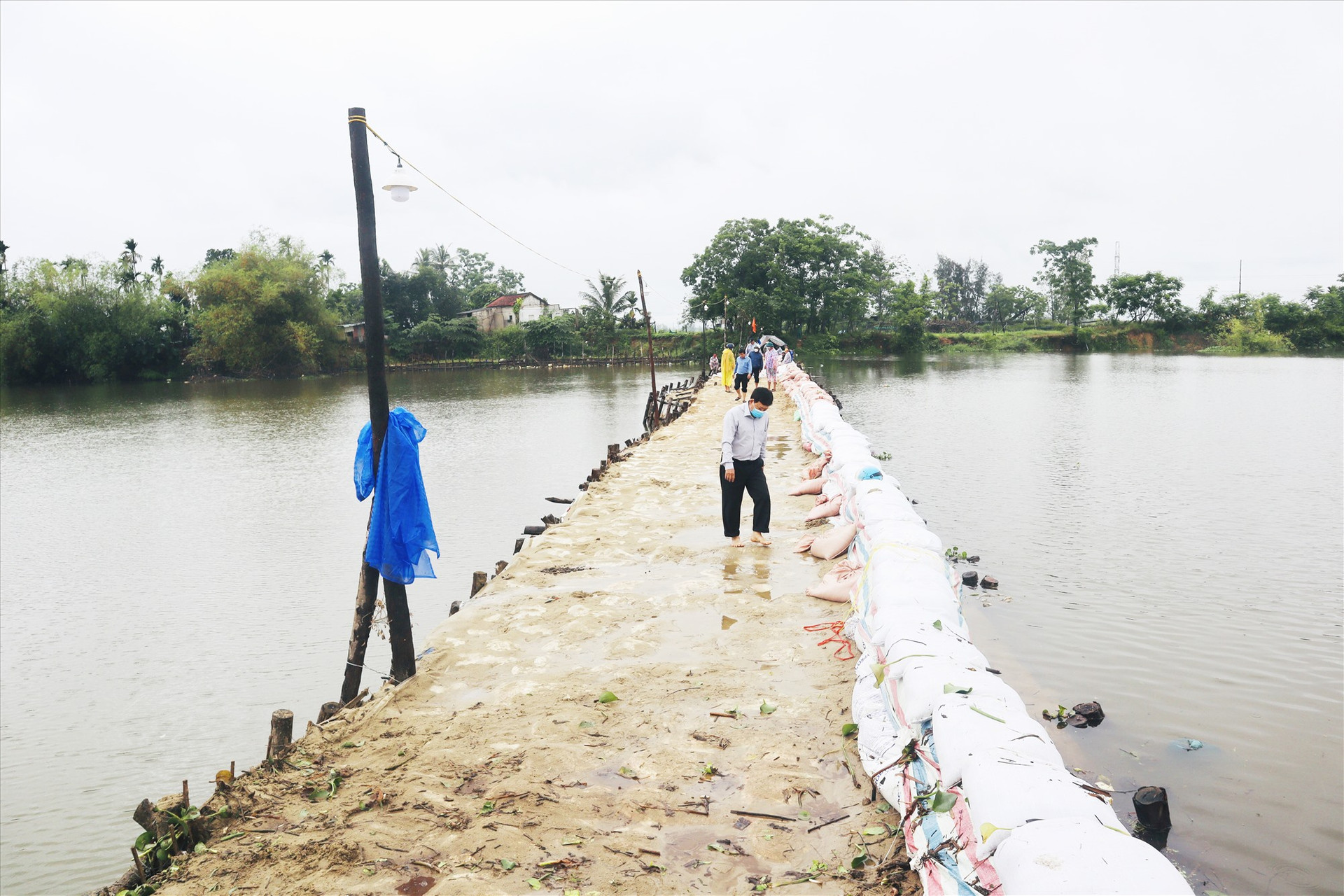 Đập tạm trên sông Vĩnh Điện được đắp hằng năm giúp ngăn mặn, đảm bảo sản xuất nông nghiệp ở thị xã Điện Bàn và cấp nước sinh hoạt cho TP.Hội An. Ảnh: Q.T