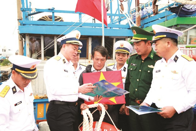 Hải quân cùng lực lượng biên phòng gặp gỡ, trò chuyện cùng ngư dân neo đậu tàu ở cảng cá Tam Quang.
