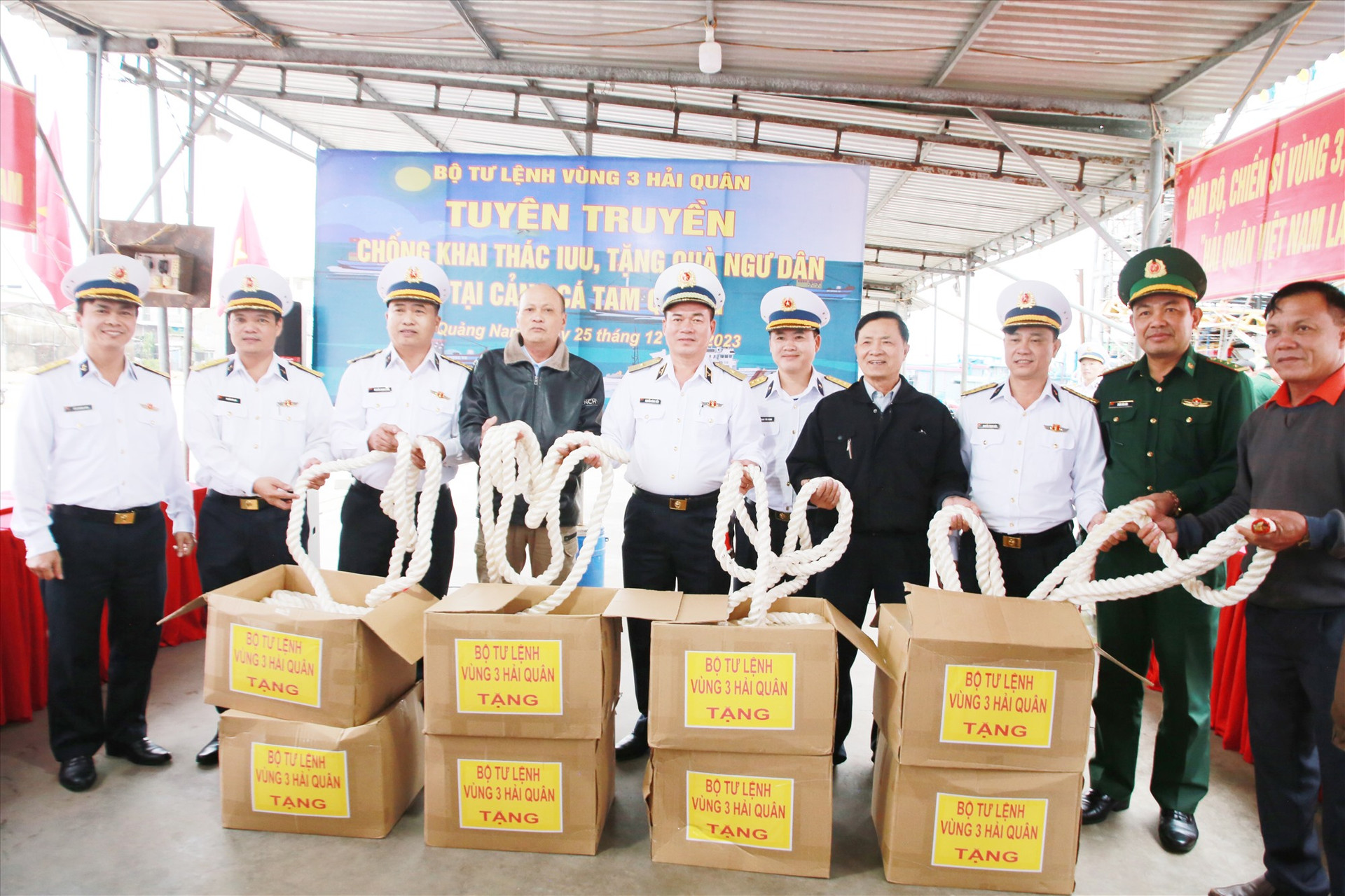 Hơn 400 mét dây buộc tàu được trao tặng cho ngư dân các xã Tam Quang, Tam Giang (Núi Thành).