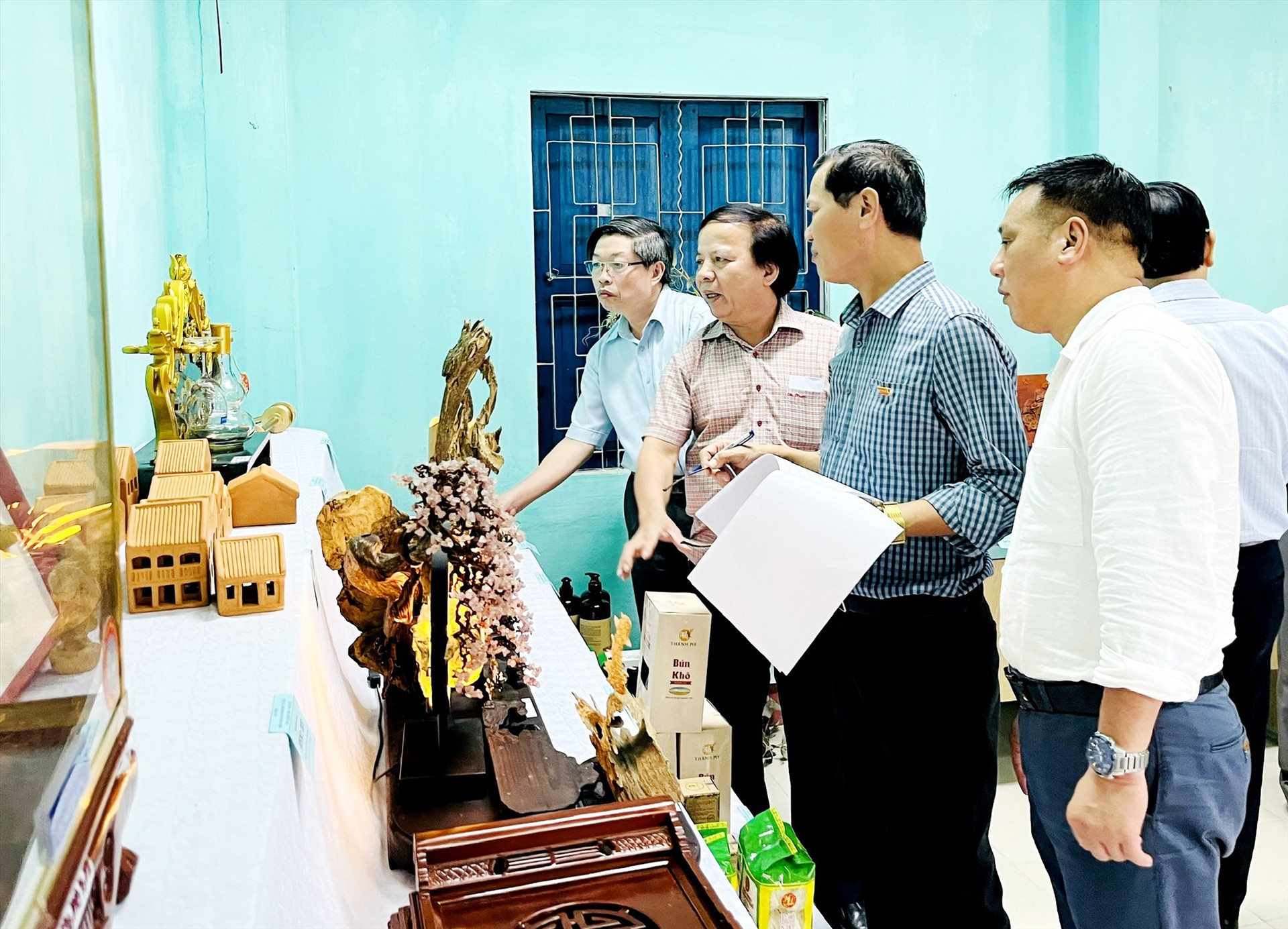 Thành viên hội đồng bình chọn xem xét vinh danh sản phẩm công nghiệp nông thôn tiêu biểu Quảng Nam năm 2023. Ảnh: Q.VIỆT