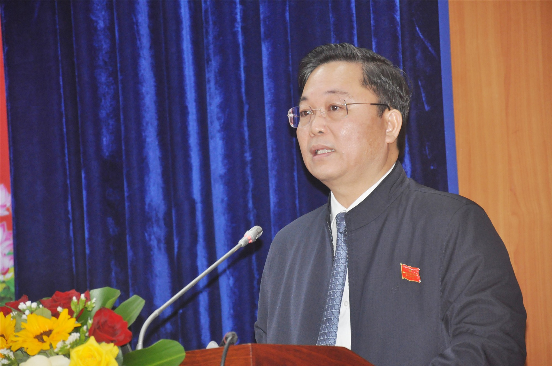 Chủ tịch UBND tỉnh Lê Trí Thanh trình bày các tờ trình liên quan đến đề nghị bãi nhiệm chức danh do HĐND tỉnh bầu. Ảnh: N.Đ