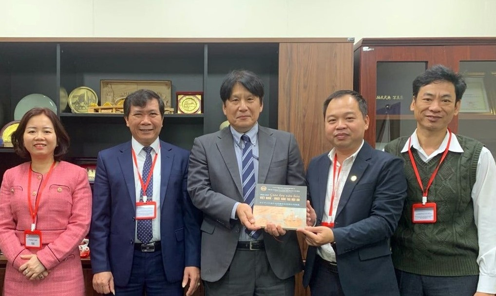 Đoàn công tác thành phố Hội An thăm ông Yakabe Yoshinori -Tổng Lãnh sự Nhật Bản tại Đà Nẵng và tặng cuốn sách nhân dịp cuốn sách vừa tái bản.