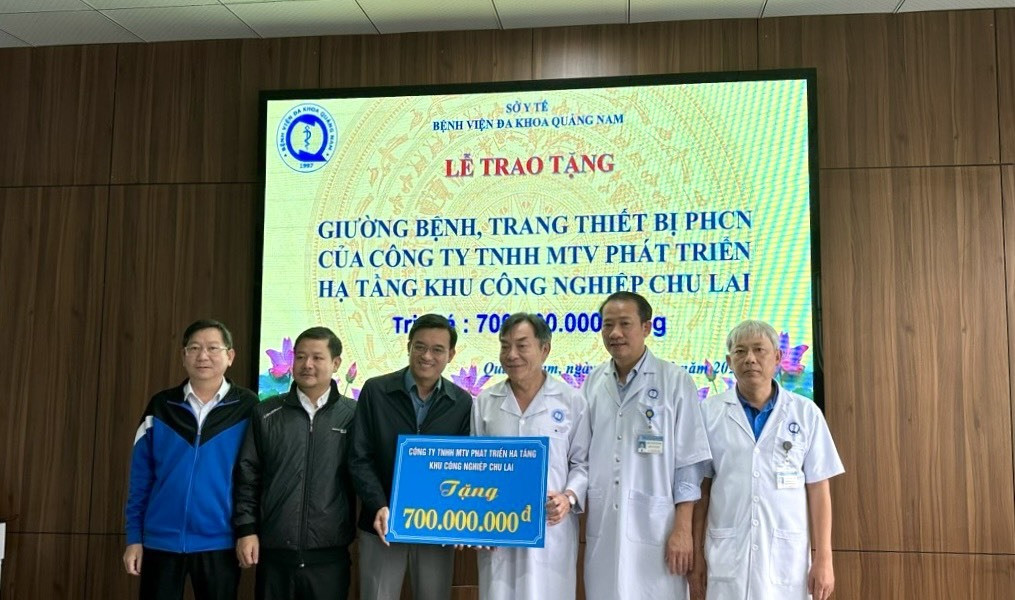 Bệnh viện Đa khoa Quảng Nam nhận trao tặng