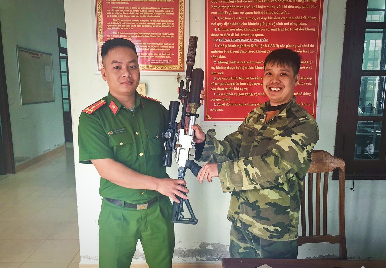 Người dân Phước Sơn chủ động giao nộp súng hơi, súng tự chế.