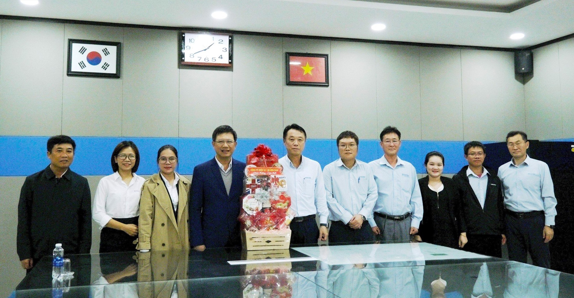 Lãnh đạo PC Quảng Nam thăm, tặng quà tri ân khách hàng doanh nghiệp. Ảnh: Hoàng Phượng
