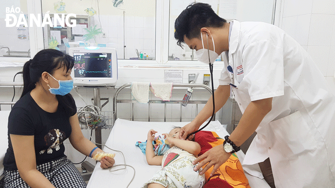 Ngành y tế tiếp tục củng cố, nâng cao chất lượng khám, chữa bệnh, hoàn thành nhiệm vụ bảo vệ, chăm sóc sức khỏe nhân dân. Ảnh: PHAN CHUNG