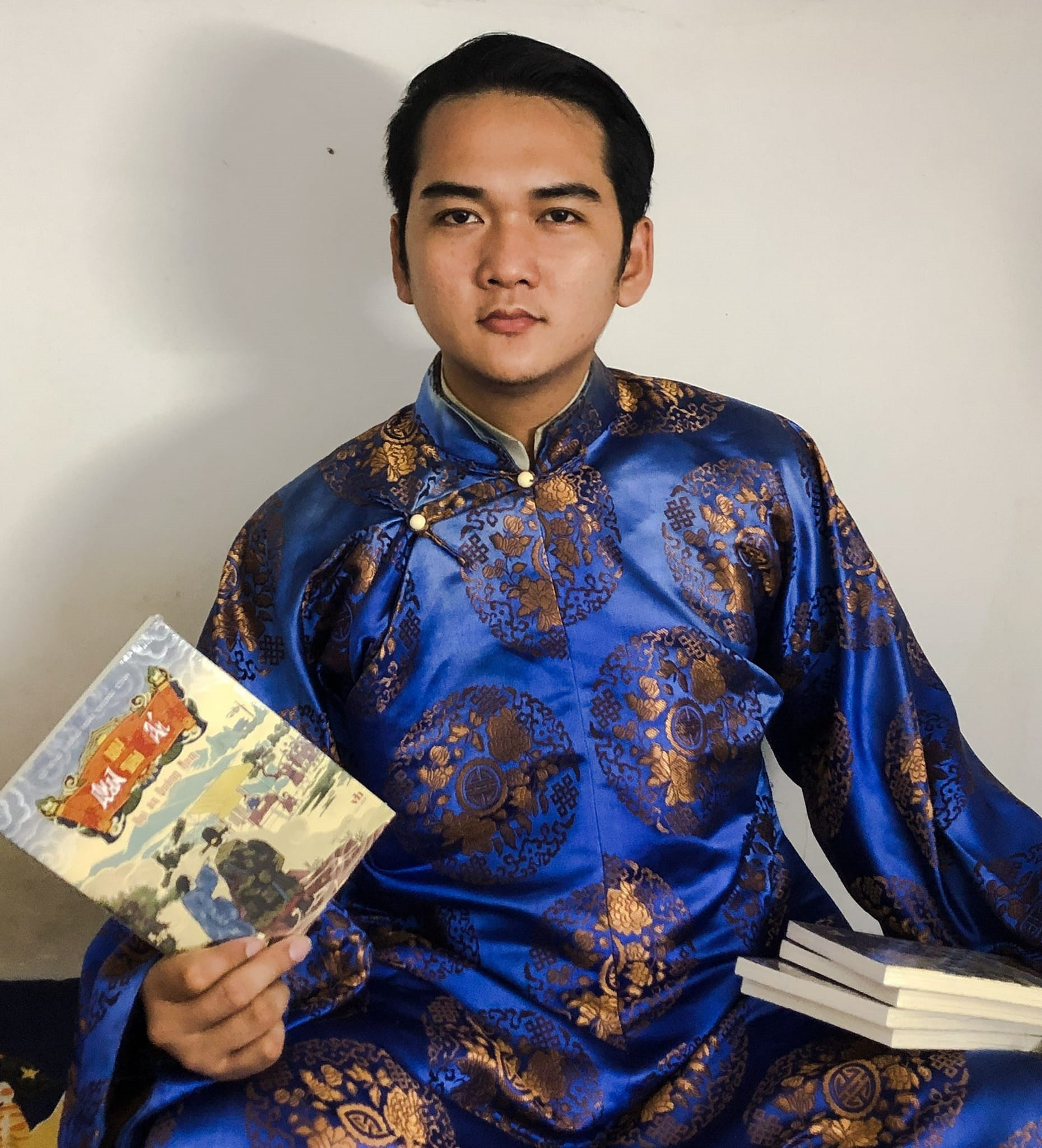 Tác giả Lương Hoài Trọng Tính và bìa tiểu thuyết dã sử “Ngự tiền quan án: Đại án Quảng Nam”.
