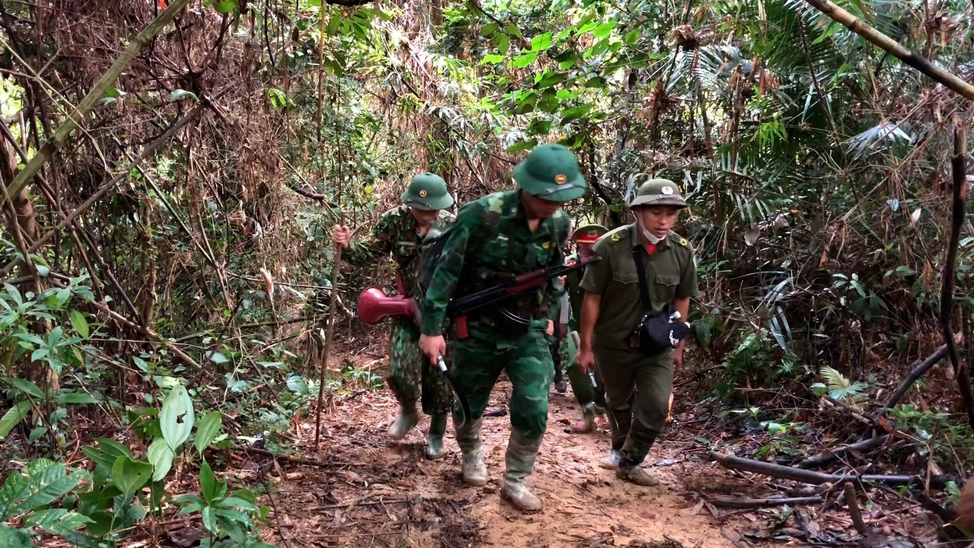Các lực lượng Biên phòng La Ê, công an và quân sự phối hợp tuần tra đường biên cột mốc.