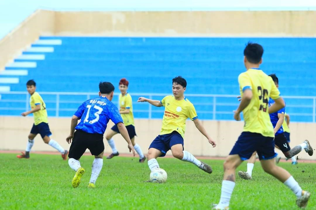 Màn tranh tài của các đội bóng tại giải bóng đá thiện nguyện tứ hùng thị xã Điện Bàn. Ảnh: T.T