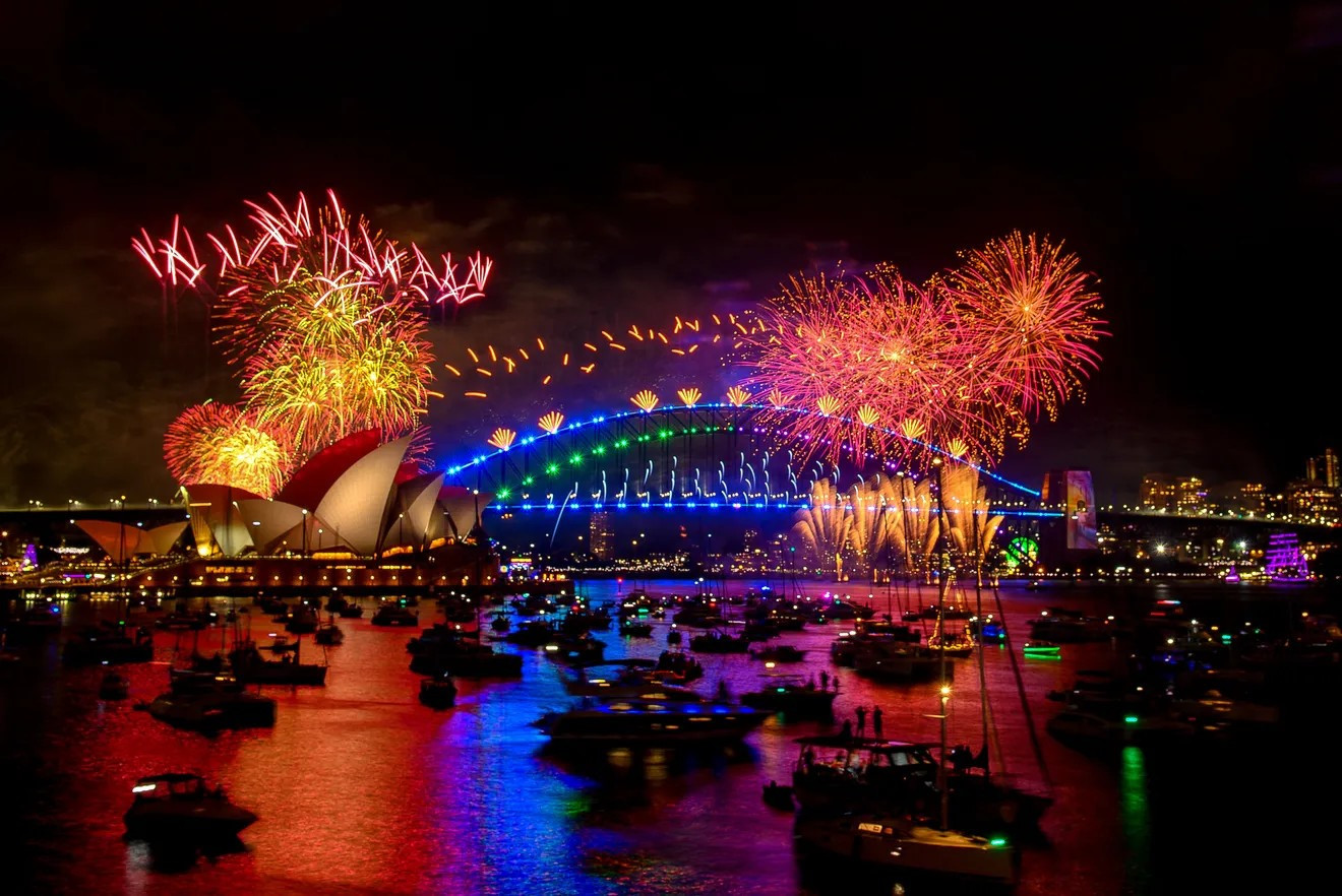 Màn trình diễn pháo hóa mãn nhãn ở Cầu cảng Sydney và Nhà hát Opera Sydney tại Australia trong lễ đón giao thừa vào đêm qua 1/1.  Hơn một triệu người đã tập trung tại bờ biển Cảng Sydney để bắt đầu một trong những lễ đón giao thừa nổi tiếng nhất thế giới. Ảnh: Gettyimages