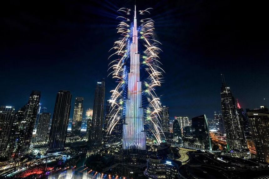 Pháo hoa thắp sáng bầu trời bên cạnh tòa nhà chọc trời Burj Khalifa, tòa nhà cao nhất thế giới, ở Dubai, vào ngày 1/1