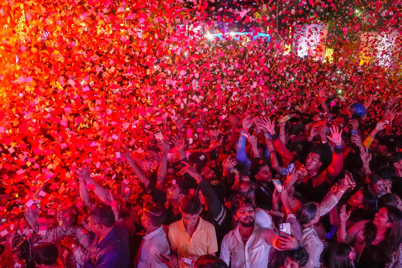 Thành phố Mumbai của Ấn Độ rực đỏ trong thời khắc tiễn đưa năm cũ, đón năm mới sang. Ảnh: AP
