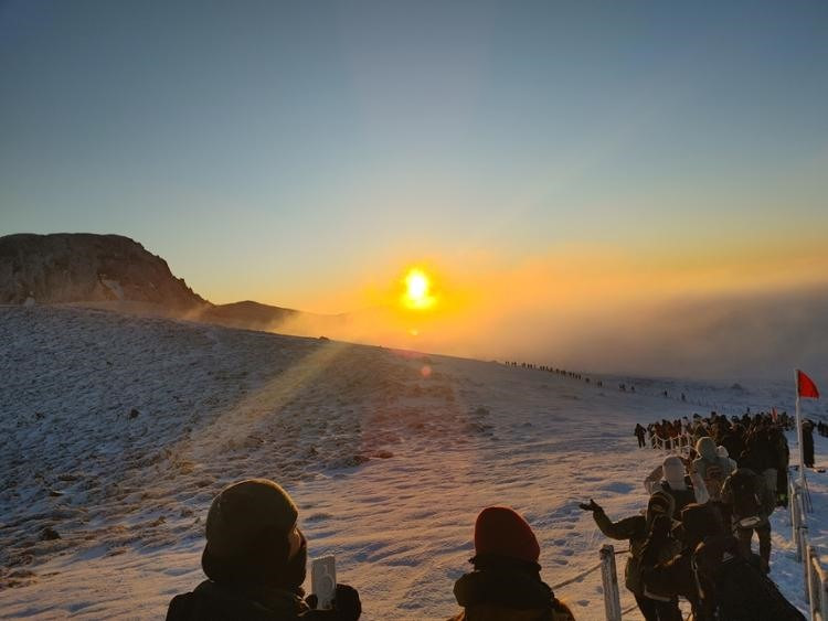 Người đi bộ ngắm bình minh từ đỉnh núi Halla trên đảo Jeju vào ngày 1 tháng 1. Yonhap