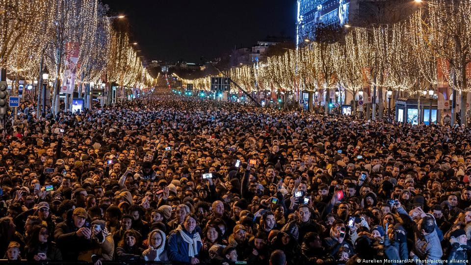 Hơn 800.000 người tới đại lộ Champs Elysees ở Paris để chào đón năm mới