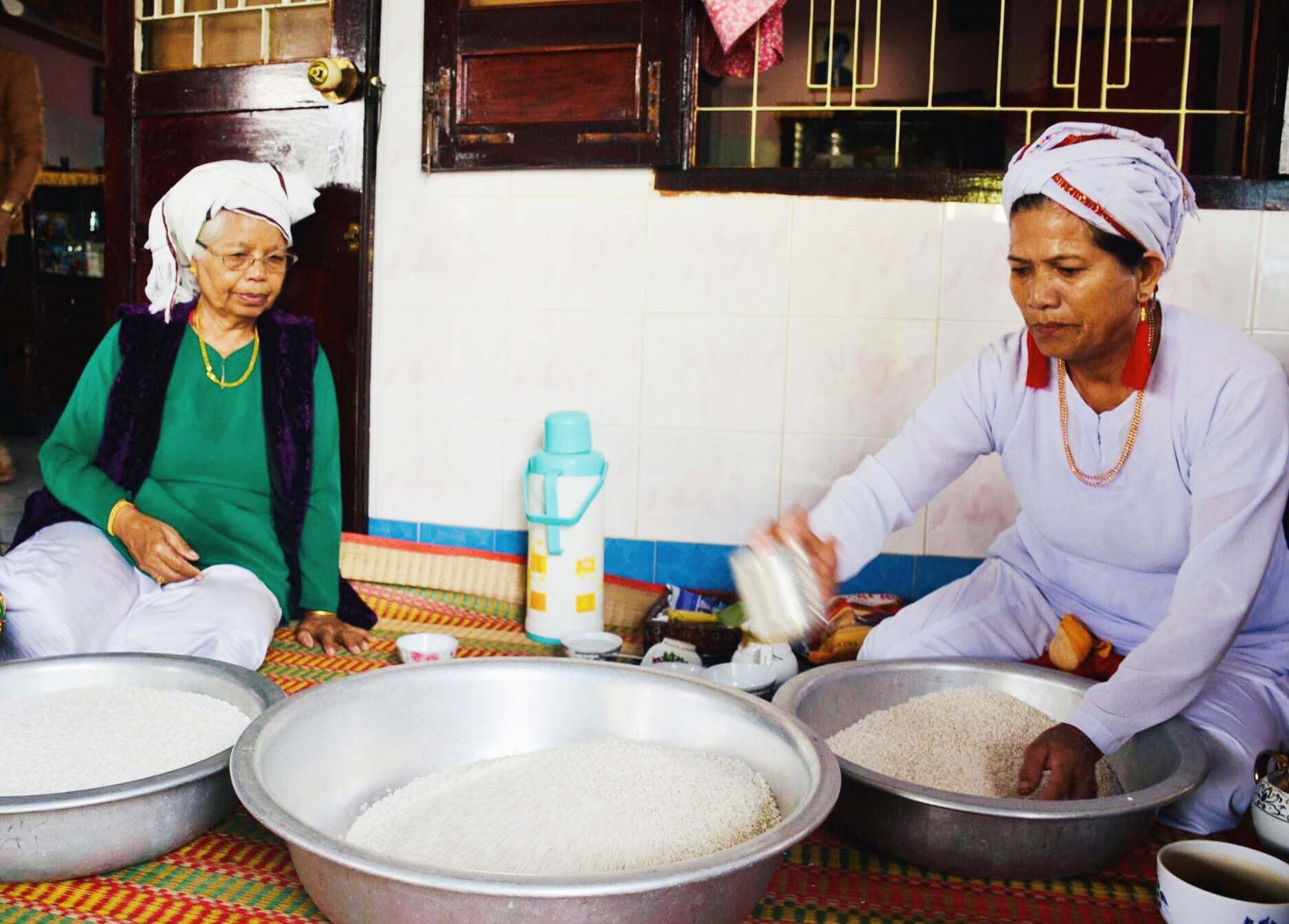 Muk buh - bà chủ lễ đong gạo nếp làm bánh xôi chè.