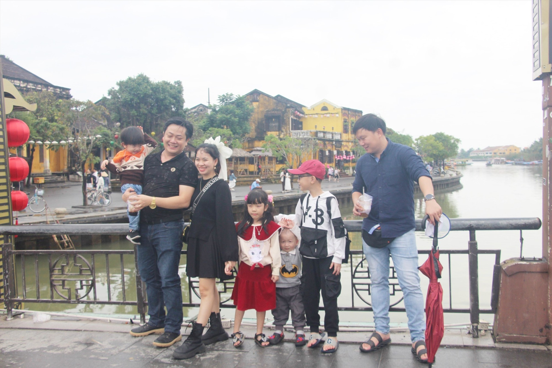 Du khách Việt chụp ảnh lưu niệm khi đến phố cổ Hội An. Ảnh: P.H