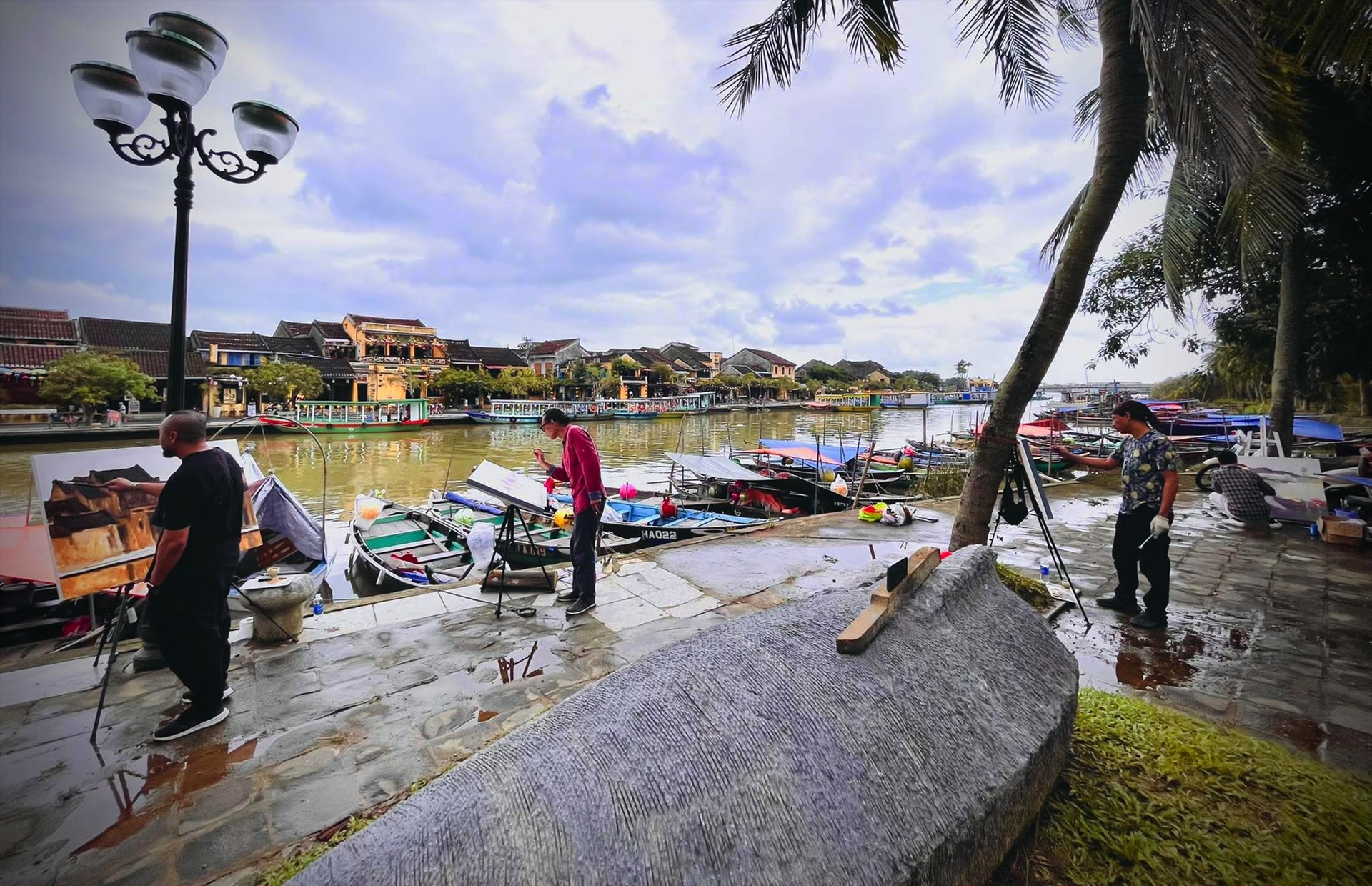 Những họa sĩ lang thang trên phố. Ảnh: Minh Quân.