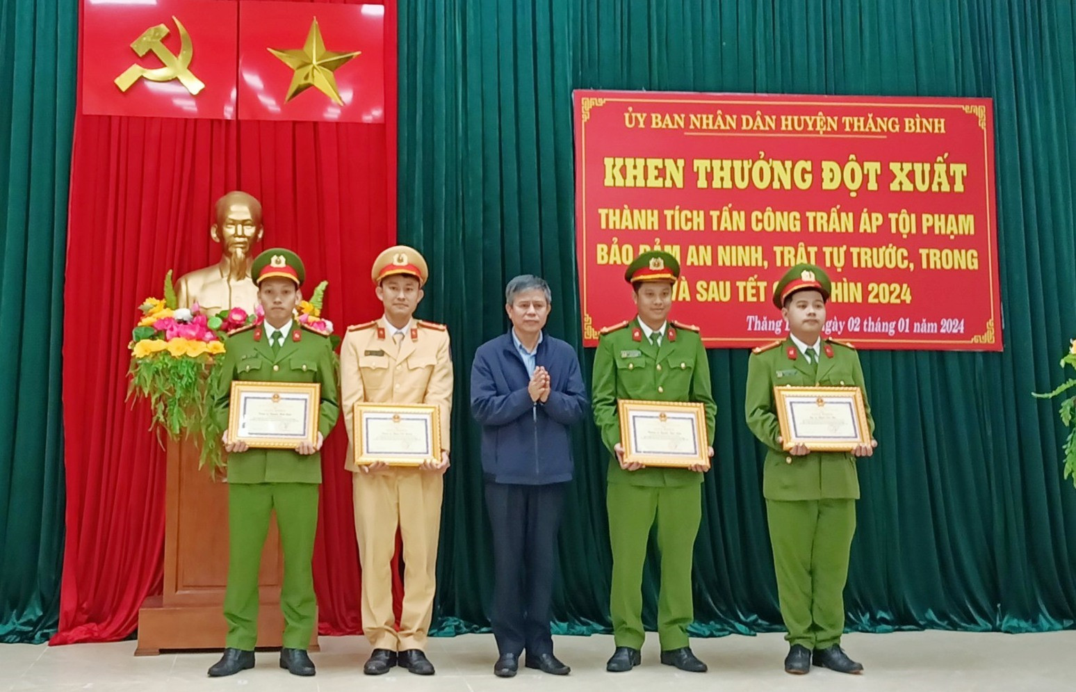 Chủ tịch UBND huyện Võ Văn Hùng trao tặng giấy khen cho 4 cá nhân ... Ảnh: Đ>H